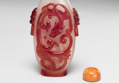 图片[3]-Red overlay snowflake glass snuff bottle with dragon and phoenix design.-China Archive